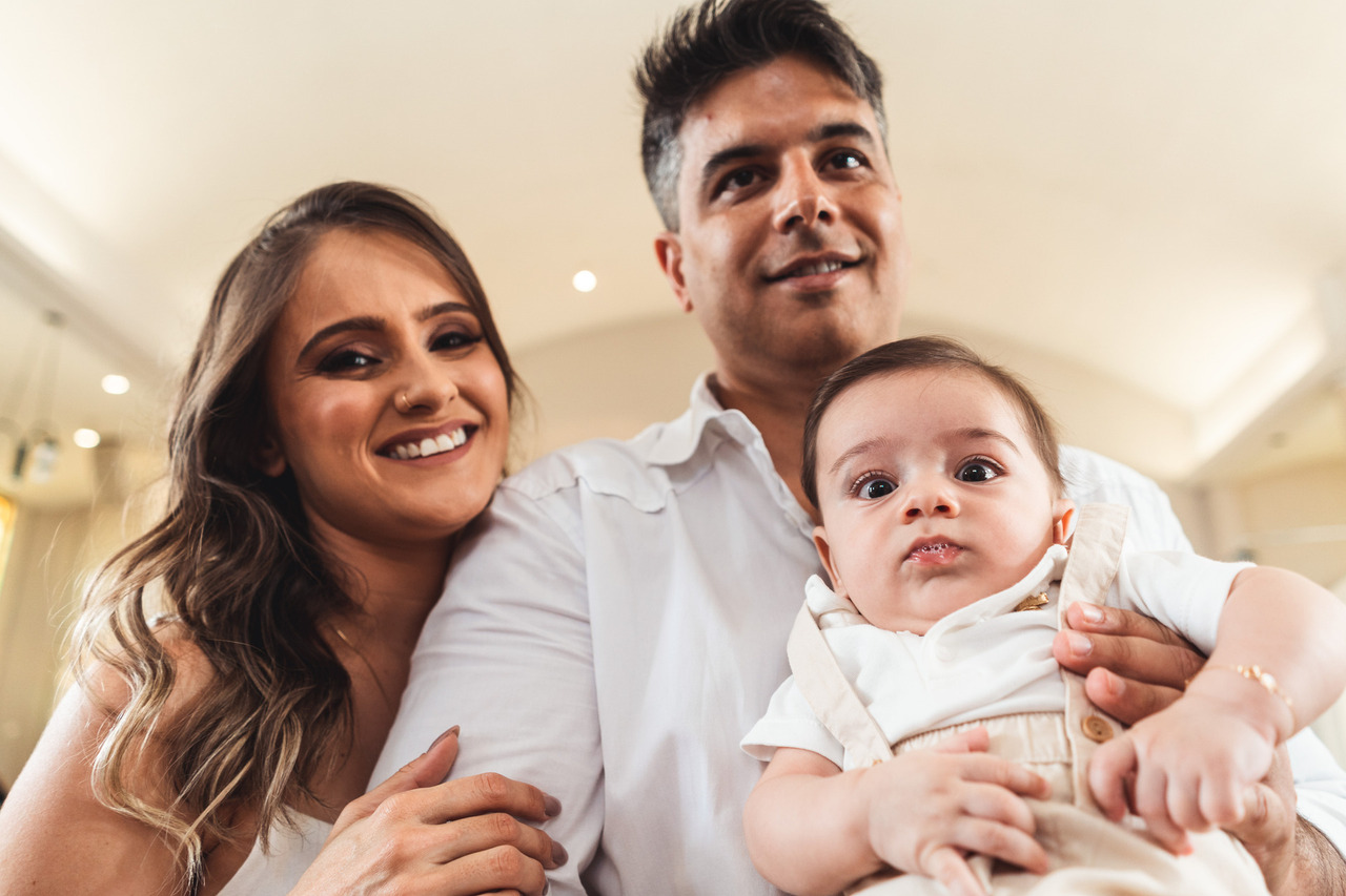 Família com o bebê na celebração do batizado