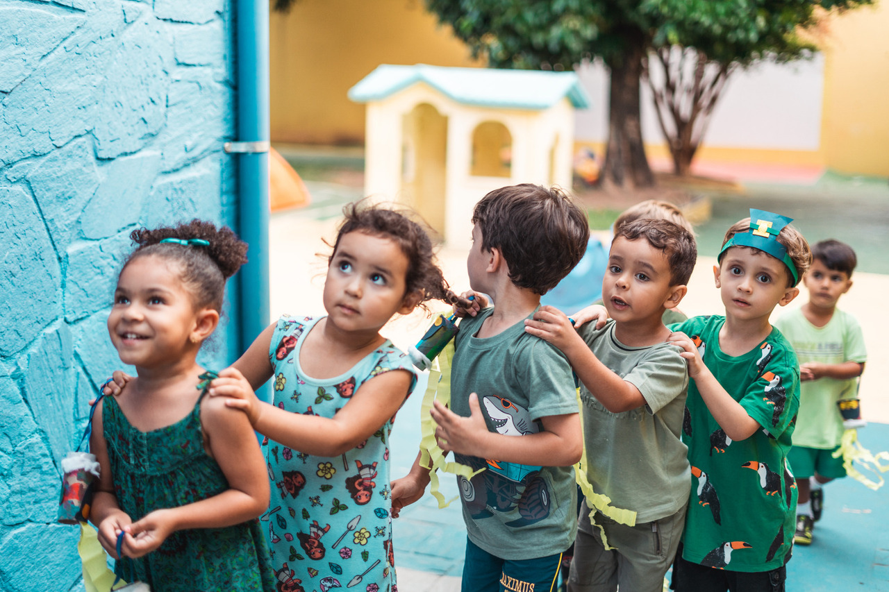 Crianças reunidas durante uma celebração escolar
