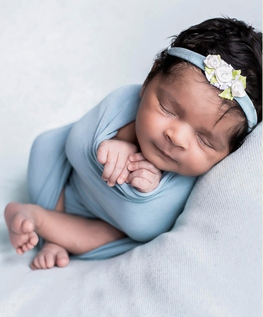 Recém-nascida adormecida no ensaio Newborn Tradicional